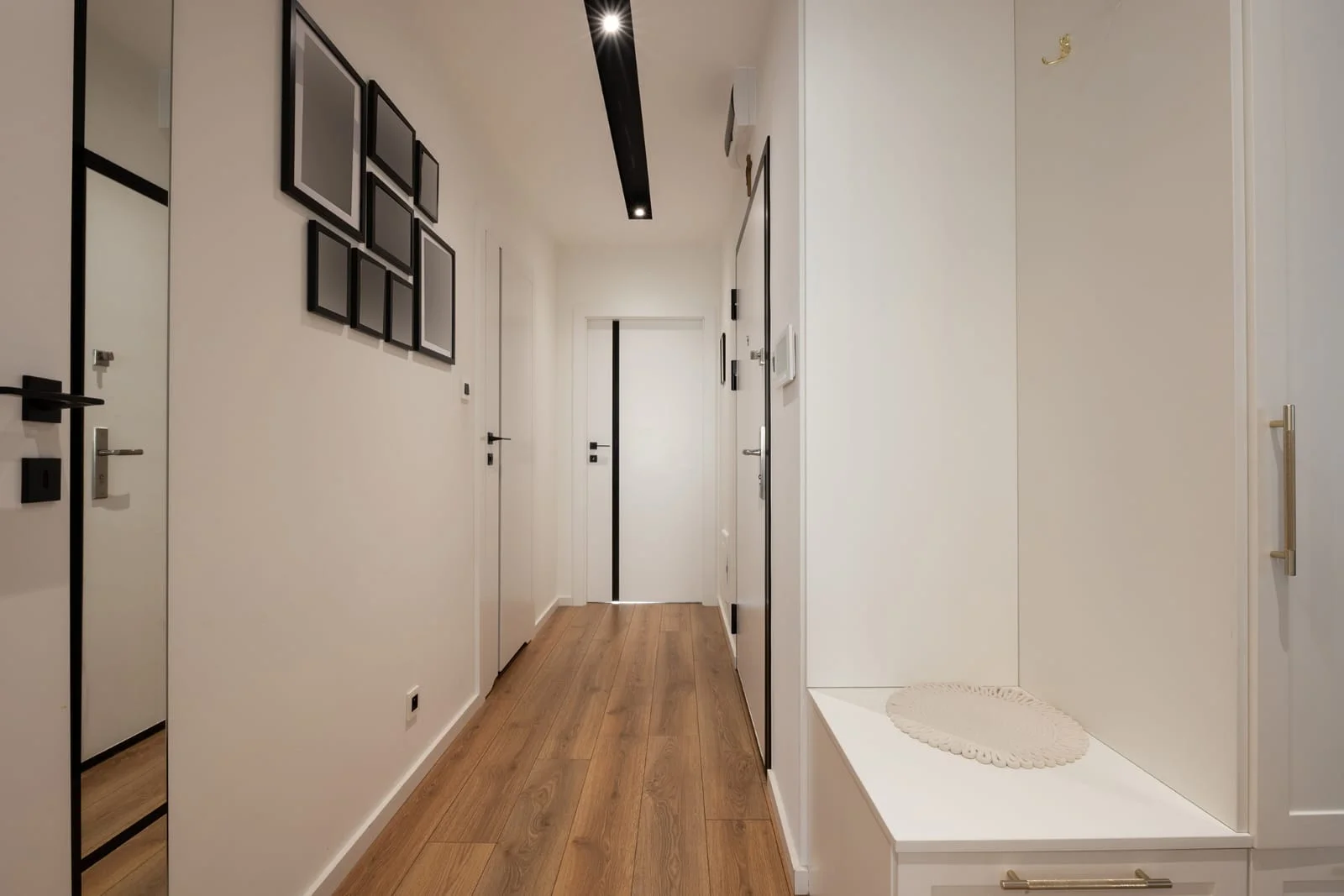 Nowoczesny korytarz z elementami drewna i betonu architektonicznego - NIKOS