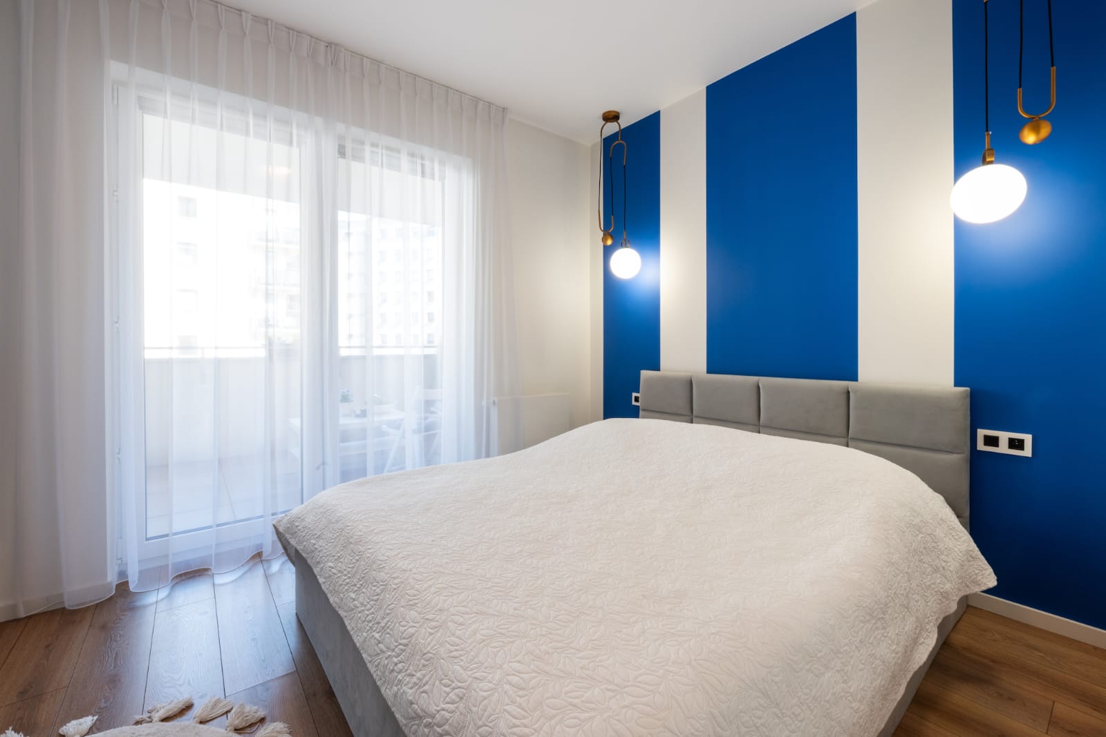 Sypialnia z niebieskim akcentem - NIKOS Remonty