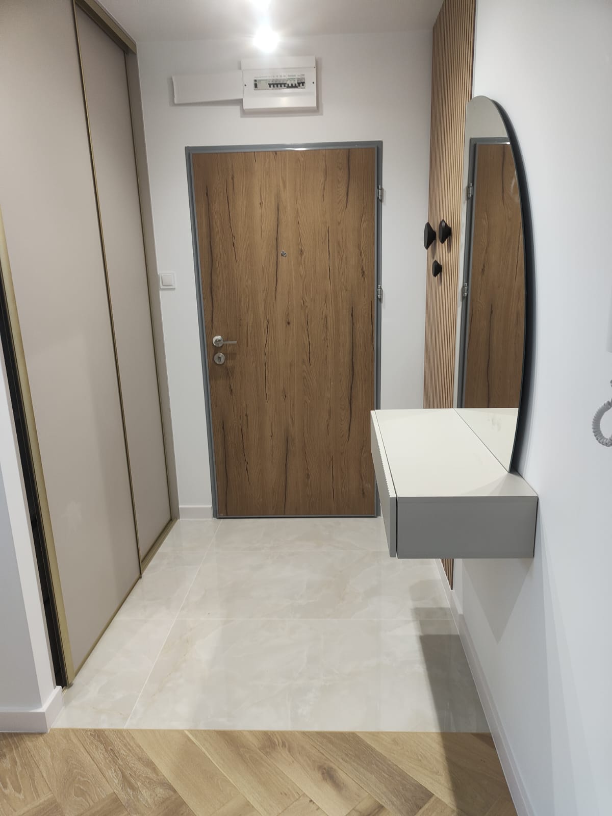 Przedpokój z jodełką - realizacja NIKOS